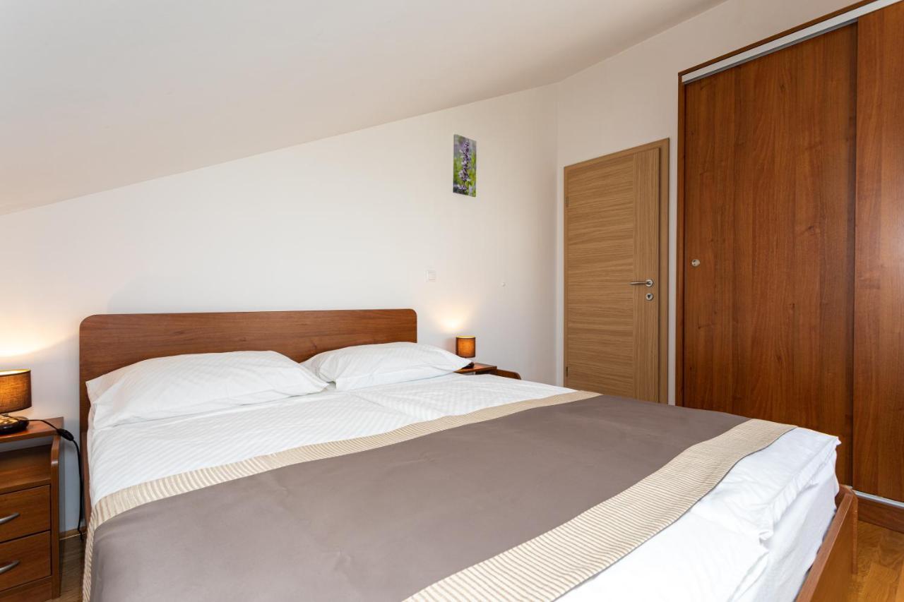 Apartments Crnekovic V バスカ エクステリア 写真
